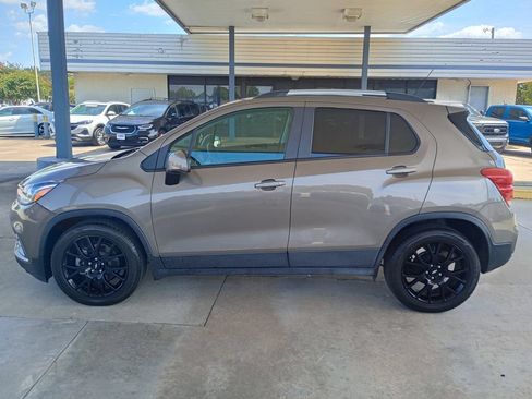 Used 2022 Chevrolet Trax LT w/ Sport Edition FWD image 2