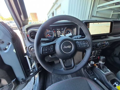 Used 2025 Jeep Gladiator Rubicon w/ Convenience Group AWD/4WD image 24