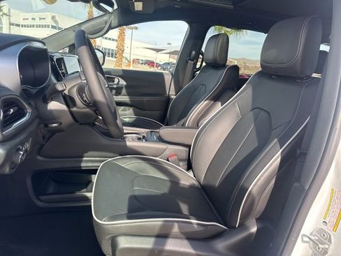 New 2026 Chrysler Pacifica Limited image 20