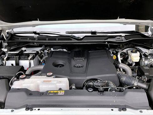 Used 2025 Toyota Tundra Limited AWD/4WD image 31