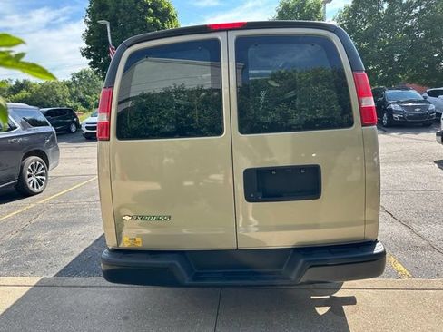 Used 2017 Chevrolet Express 2500 RWD image 4