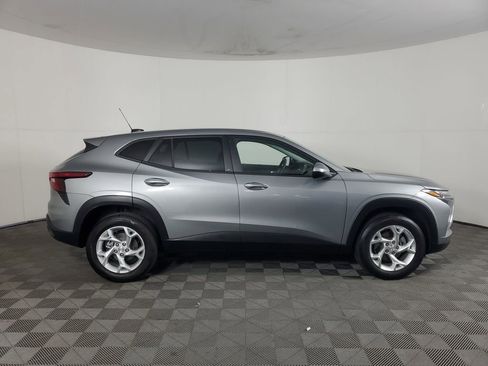 Used 2026 Chevrolet Trax LS w/ LS Convenience Package FWD image 3