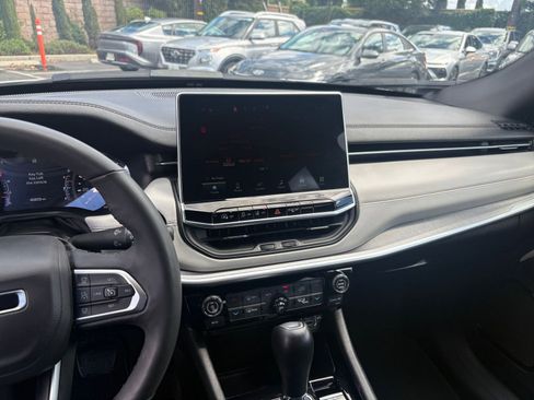 Used 2025 Jeep Compass Limited image 17