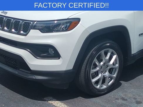 Used 2023 Jeep Compass Latitude w/ Sun and Sound Group AWD/4WD image 9