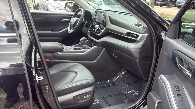 Used 2022 Toyota Highlander XLE FWD image 13