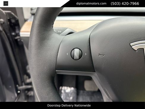 Used 2025 Tesla Model Y Long Range image 28