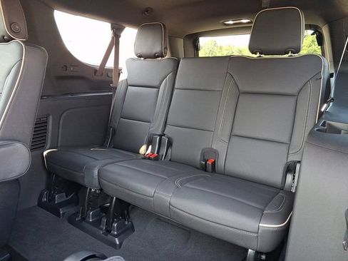 Used 2025 Chevrolet Suburban Premier AWD/4WD image 21
