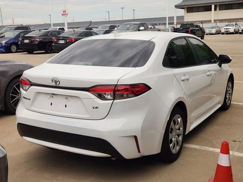 Used 2021 Toyota Corolla LE FWD image 3