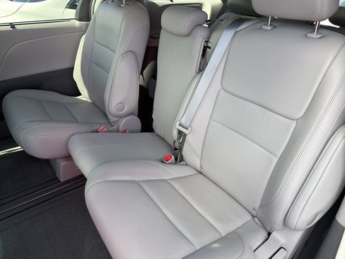 Used 2017 Toyota Sienna XLE image 7