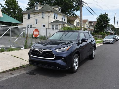Used 2025 Toyota Highlander LE FWD image 2