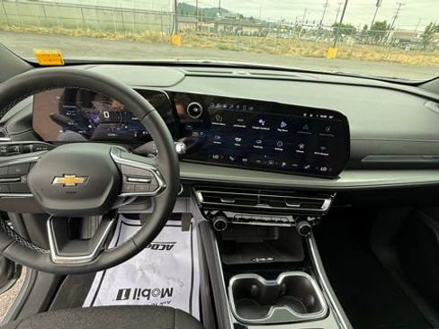 Used 2025 Chevrolet Traverse LT w/ Sun and Wheel Package image 23