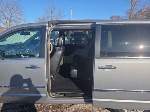 Used 2013 Chrysler Town & Country Touring-L w/ Driver Convenience Group image 28