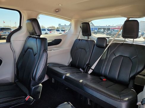 Used 2024 Chrysler Pacifica Touring-L image 5
