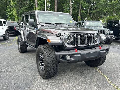 Used 2025 Jeep Wrangler Unlimited Rubicon AWD/4WD image 2