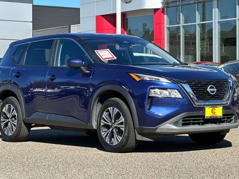 Used 2023 Nissan Rogue SV image 2