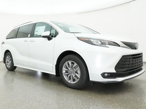 New 2026 Toyota Sienna XLE FWD image 32