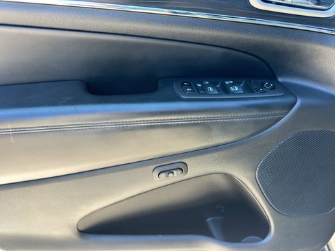 Used 2022 Jeep Grand Cherokee Limited image 15