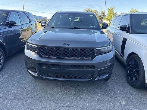 Used 2025 Jeep Grand Cherokee L Limited w/ Black Appearance Package AWD/4WD image 1