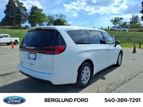 Used 2023 Chrysler Pacifica Touring-L FWD image 5