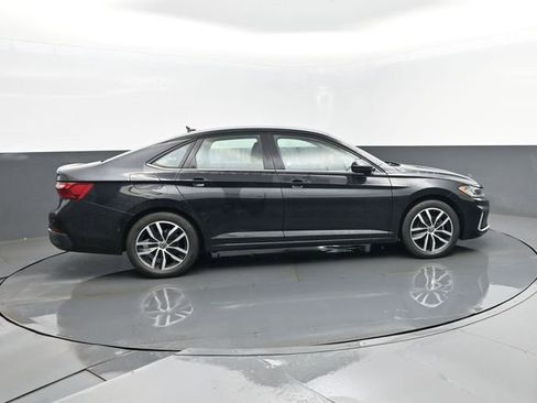 Used 2025 Volkswagen Jetta SE FWD image 4