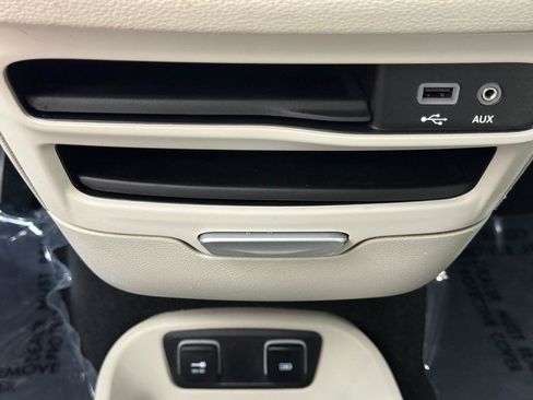 Used 2017 Chrysler Pacifica Limited w/ Advanced Safetytec Group FWD image 20