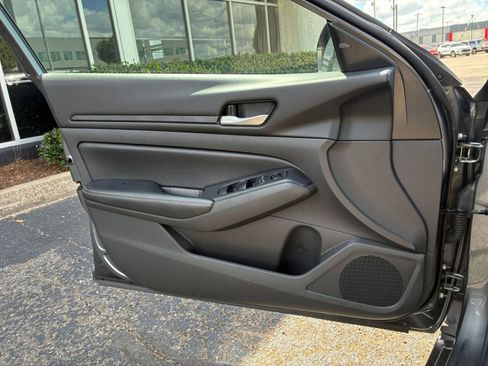Used 2025 Nissan Altima 2.5 SV FWD image 18