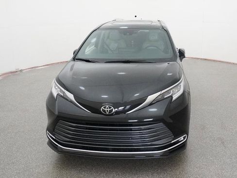 New 2026 Toyota Sienna Limited image 9