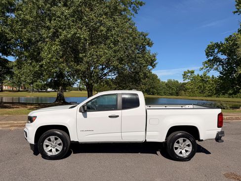 Used 2021 Chevrolet Colorado W/T RWD image 2