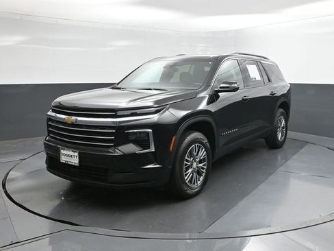 Used 2024 Chevrolet Traverse LT image 1