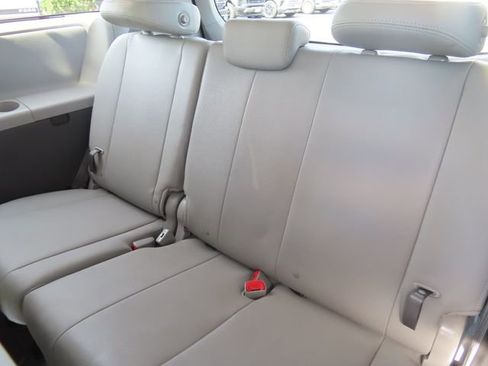 Used 2018 Toyota Sienna XLE Premium w/ Carpet Mat Package image 39