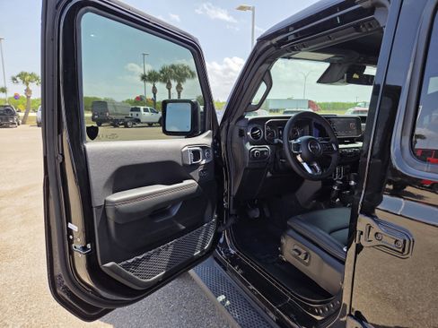 New 2026 Jeep Wrangler Unlimited Sahara AWD/4WD image 12
