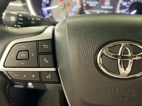 Used 2023 Toyota Highlander XLE AWD/4WD image 18