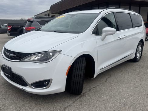 Used 2017 Chrysler Pacifica Touring-L FWD image 4