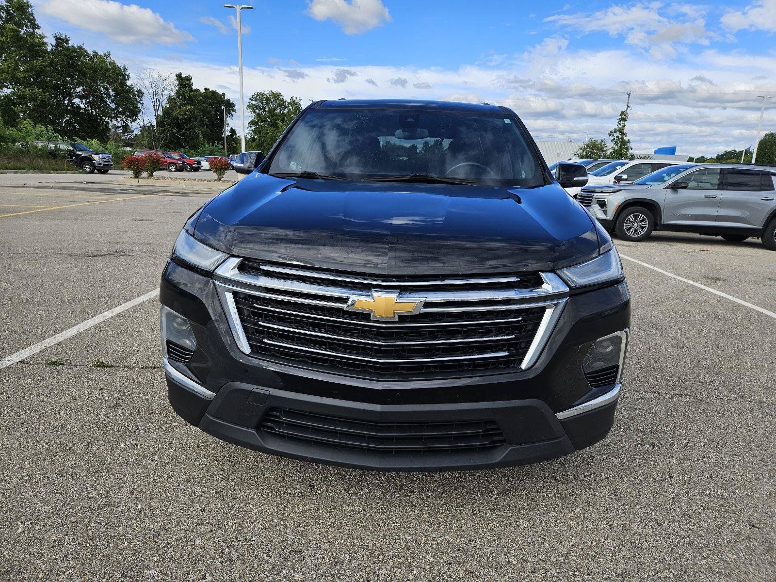 Used 2023 Chevrolet Traverse LT FWD image 2