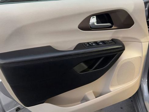 Used 2018 Chrysler Pacifica Touring-L FWD image 14