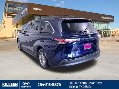 Used 2021 Toyota Sienna XLE image 5