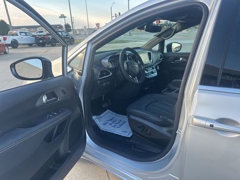 New 2026 Chrysler Pacifica Select image 14