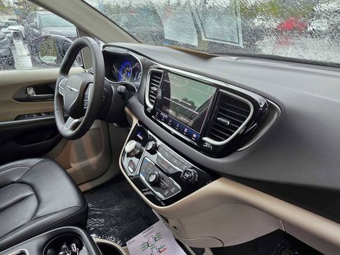 Used 2024 Chrysler Pacifica Touring-L FWD image 11