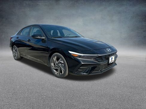 Used 2025 Hyundai Elantra Sport image 34