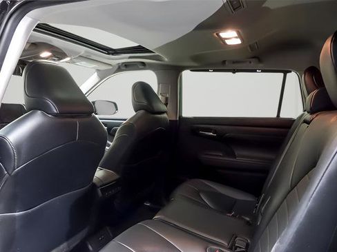 Used 2023 Toyota Highlander XLE image 12