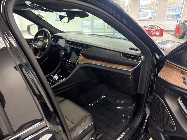 Used 2023 Jeep Grand Cherokee Summit w/ Luxury Tech Group V AWD/4WD image 25