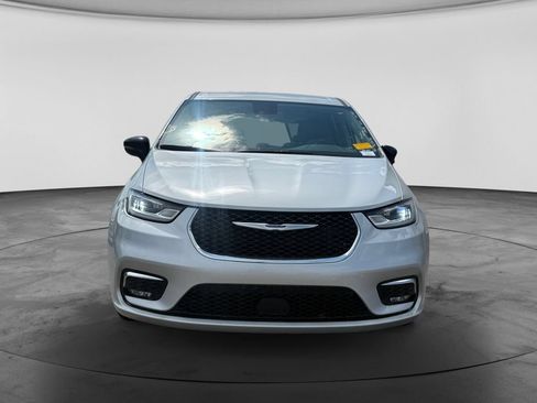 Used 2024 Chrysler Pacifica Touring-L FWD image 3