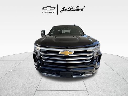 Used 2024 Chevrolet Silverado 1500 High Country w/ High Country Premium Package AWD/4WD image 3