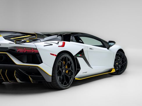 Used 2021 Lamborghini Aventador SVJ image 36