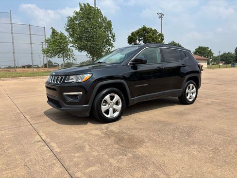 Used 2017 Jeep Compass Latitude w/ Cold Weather Group AWD/4WD image 2