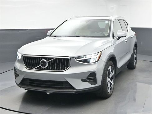 Used 2024 Volvo XC40 B5 Plus image 3