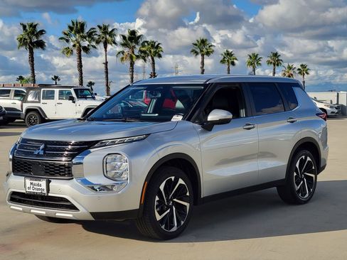 Used 2024 Mitsubishi Outlander SE Black Edition image 25
