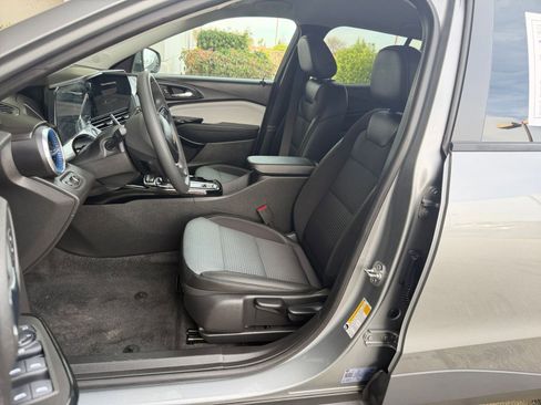 Used 2025 Chevrolet Trax LT image 37