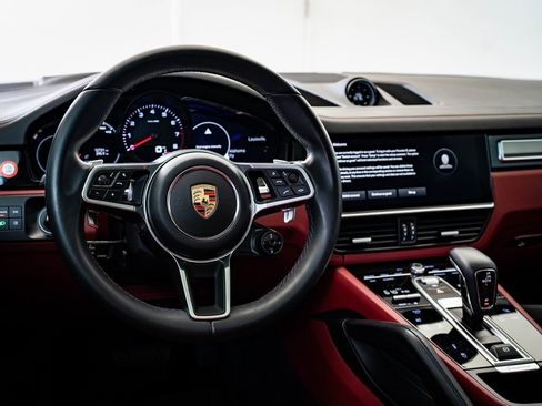 Certified 2023 Porsche Cayenne Platinum Edition image 4