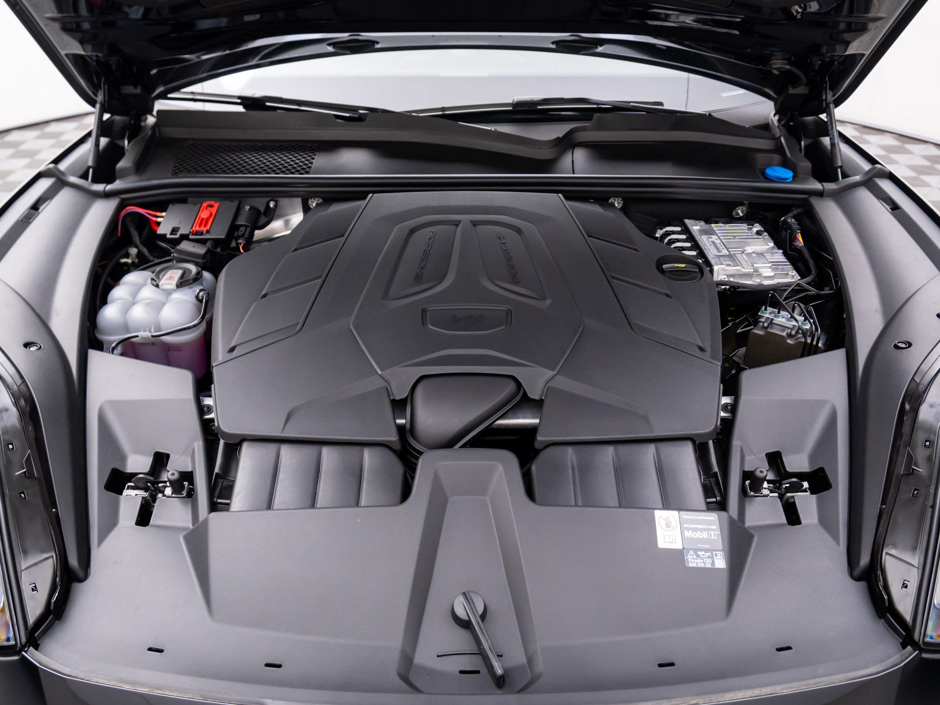 Certified 2026 Porsche Cayenne AWD/4WD image 32